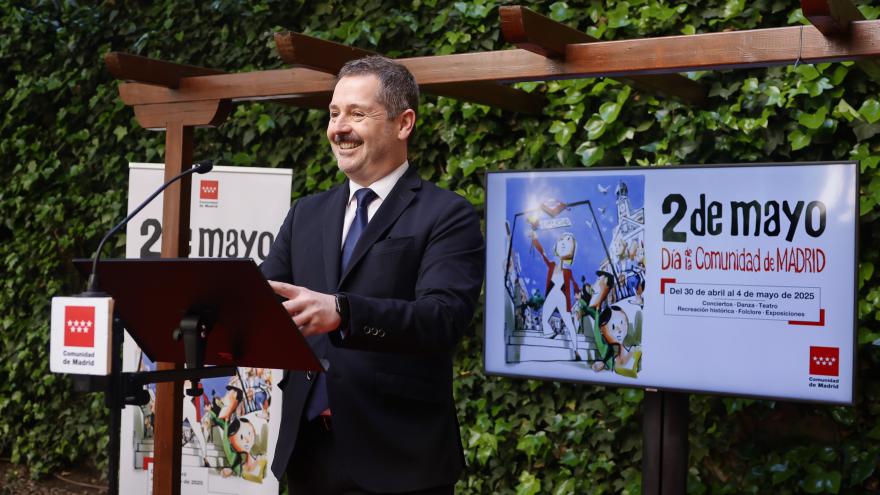 El consejero Mariano de Paco Serrano durante la presentación de las Fiestas del 2 de Mayo