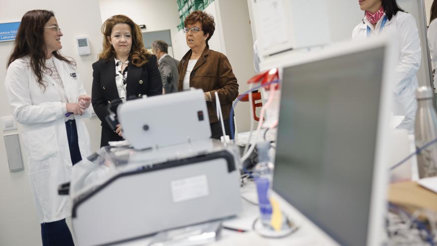 La consejera Fátima Matute durante su visita al Laboratorio de Cribado Neonatal del Hospital Gregorio Marañón