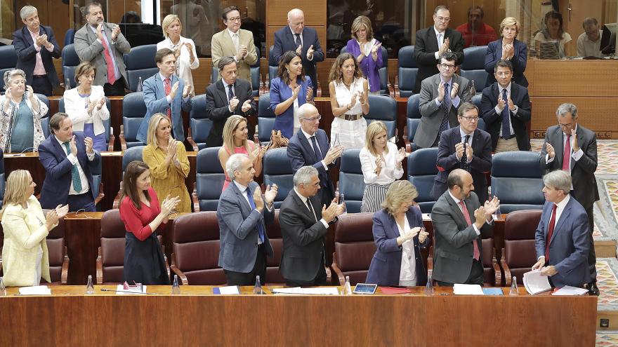 Ángel Garrido es recibido por el Grupo Parlamentario Popular al terminar su intervención en la segunda sesión del Debate del Estado de la Región 2018