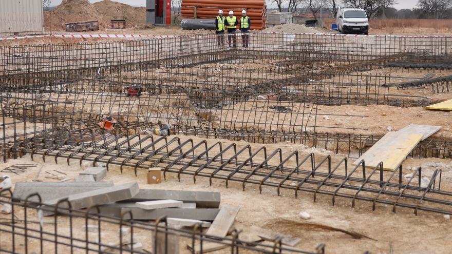 Los consejeros Miguel Ángel García Martín y Carlos Novillo durante la visita a las obras de construcción