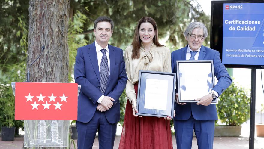 La consejera de Políticas Sociales y Familia, Lola Moreno ha recibido hoy los certificados de calidad ISO 9001 