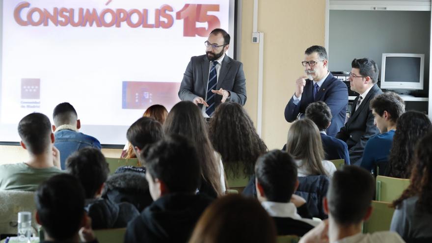 El consejero de Economía ha presentado la fase autonómica del concurso escolar ‘Consumópolis15’