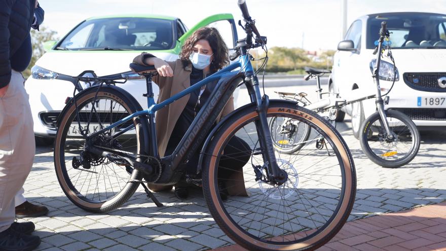 Díaz Ayuso se reúne con el sector del vehículo eléctrico que colabora en el fomento de la movilidad compartida