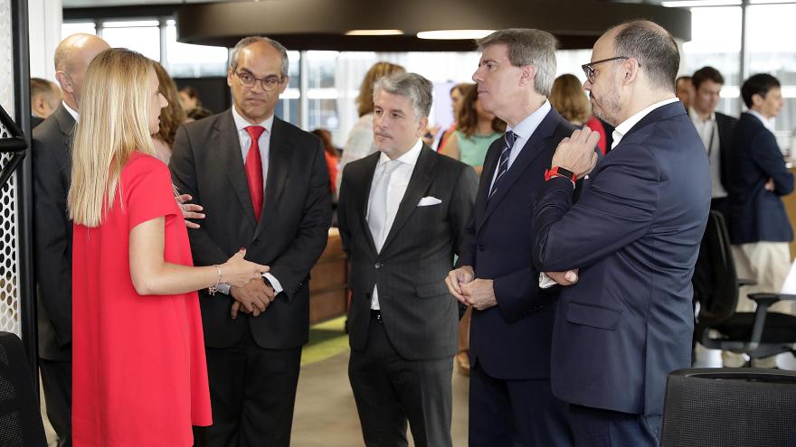 El presidente regional ha firmado un convenio con la empresa Accenture para el desarrollo de nuevas competencias digitales en FP