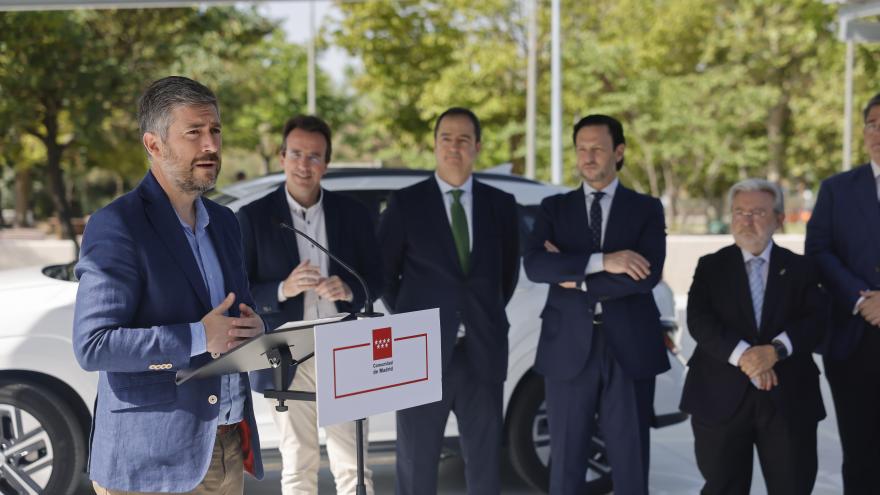 El consejero Miguel Ángel García Martín en la segunda electrolinera en la región