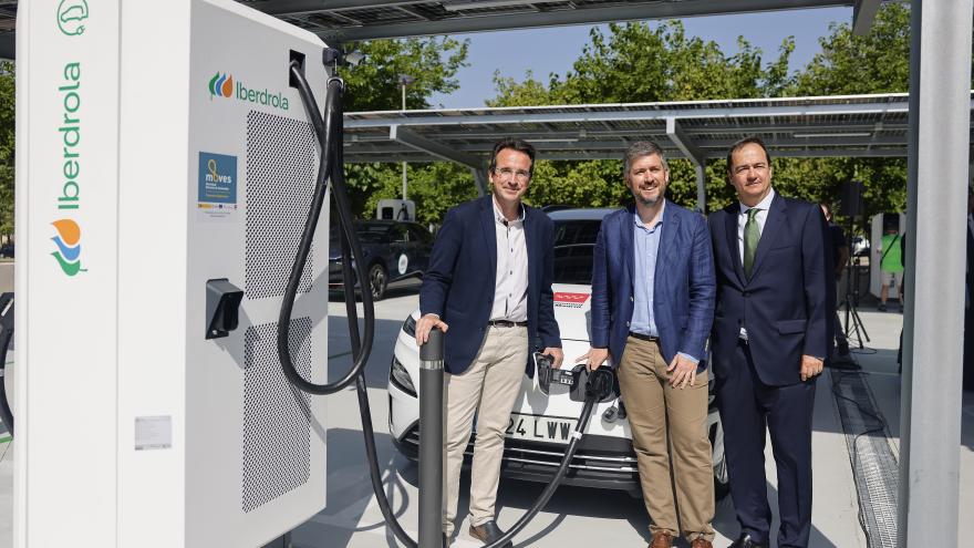 El consejero Miguel Ángel García Martín en la segunda electrolinera en la región