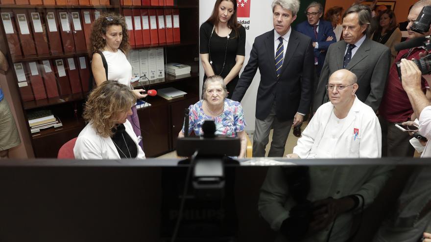 El presidente Ángel Garrido ha presenciado hoy el funcionamiento de este servicio en la residencia Gastón Baquero, de Alcobendas