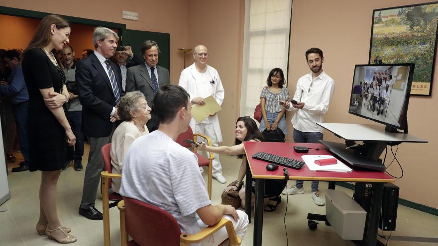 El presidente Ángel Garrido ha presenciado hoy el funcionamiento de este servicio en la residencia Gastón Baquero, de Alcobendas