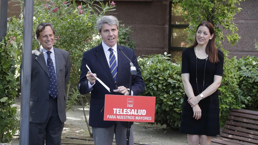 El presidente Ángel Garrido ha presenciado hoy el funcionamiento de este servicio en la residencia Gastón Baquero, de Alcobendas