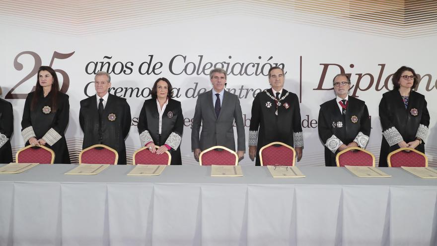 El presidente de la Comunidad, Ángel Garrido, preside la entrega de diplomas a los abogados que cumplen 25 años como colegiados