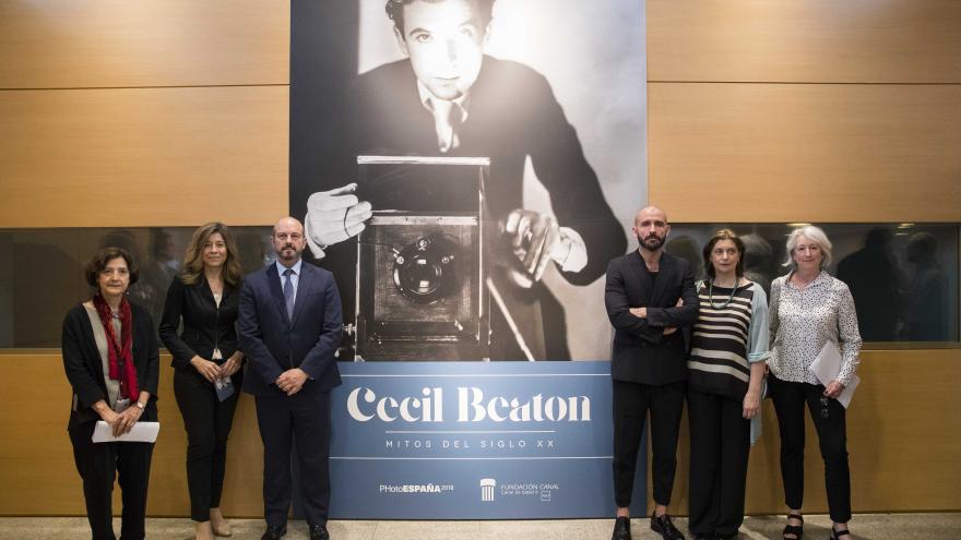 El vicepresidente del Gobierno regional y consejero de Presidencia, Pedro Rollán, y el consejero de Cultura, Turismo y Deportes de la Comunidad de Madrid, Jaime de los Santos, han presentado esta mañana la muestra fotográfica