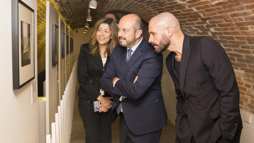 El vicepresidente del Gobierno regional y consejero de Presidencia, Pedro Rollán, y el consejero de Cultura, Turismo y Deportes de la Comunidad de Madrid, Jaime de los Santos, han presentado esta mañana la muestra fotográfica