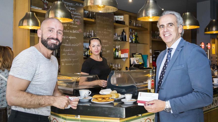 La Comunidad de Madrid ha puesto en marcha una campaña para facilitar a turistas que visiten la región y presenten alergias alimentarias el consumo de alimentos con seguridad, mediante tarjetas traducidas al inglés y francés