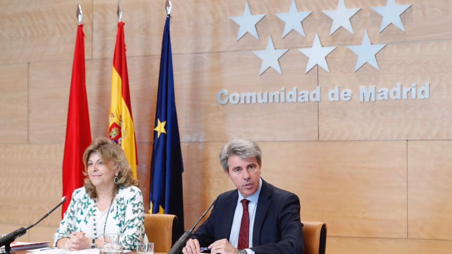 El presidente de la Comunidad de Madrid, Ángel Garrido, acompañado por la consejera de Economía, Empleo y Hacienda, Engracia Hidalgo, comparecen en rueda de prensa para dar cuenta de los acuerdos a