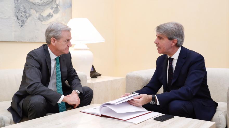 Garrido recibe la Memoria de la Fiscalía de la Comunidad de Madrid correspondiente a 2017
