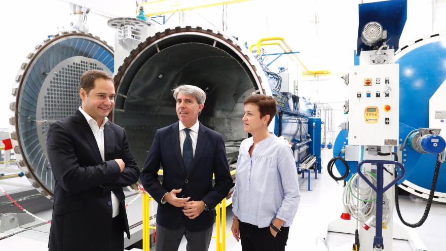 Garrido visita las instalaciones de la empresa madrileña líder del sector que trabaja con las agencias espaciales internacionales