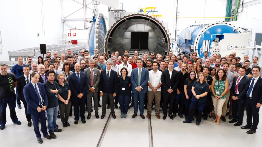 Garrido visita las instalaciones de la empresa madrileña líder del sector que trabaja con las agencias espaciales internacionales