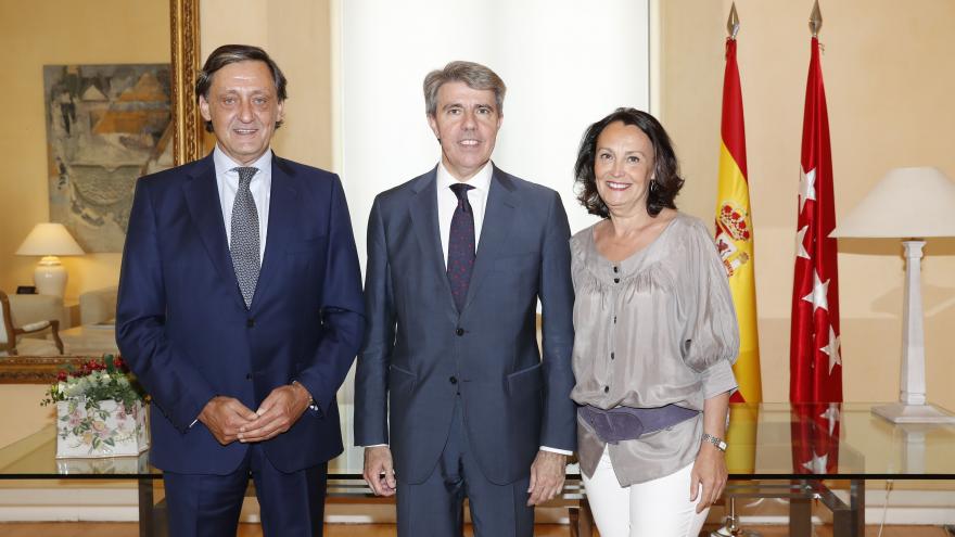 El presidente de la Comunidad de Madrid, Ángel Garrido, se ha reunido hoy en la sede del Gobierno regional de la Real Casa de Correos con el decano del Ilustre Colegio de Procuradores de Madrid, Gabriel de Diego. El presidente de la Comunidad de Madrid, Ángel Garrido, se ha reunido hoy en la sede del Gobierno regional de la Real Casa de Correos con el decano del Ilustre Colegio de Procuradores de Madrid, Gabriel de Diego.