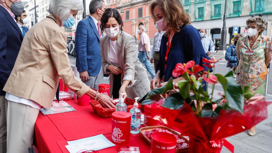 Díaz Ayuso traslada el apoyo de la Comunidad de Madrid al trabajo de Cáritas con familias vulnerables.