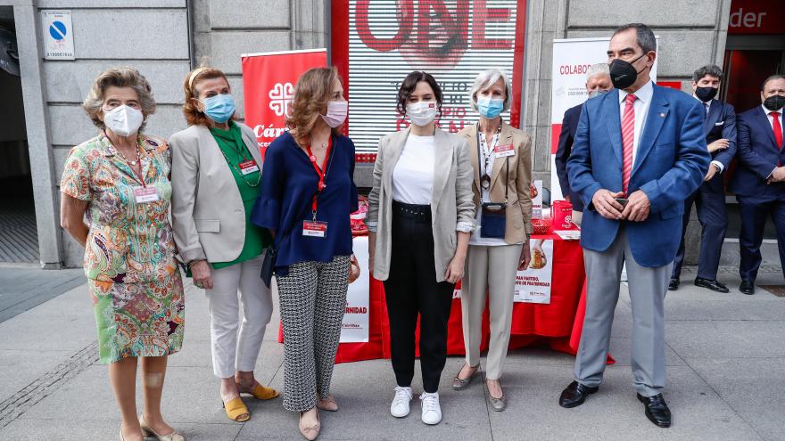 Díaz Ayuso traslada el apoyo de la Comunidad de Madrid al trabajo de Cáritas con familias vulnerables.