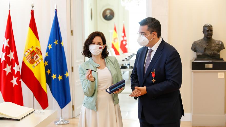 Isabel Díaz Ayuso ha recibido en la Real Casa de Correos al presidente del CDR, Apostolos Tzitzikostas