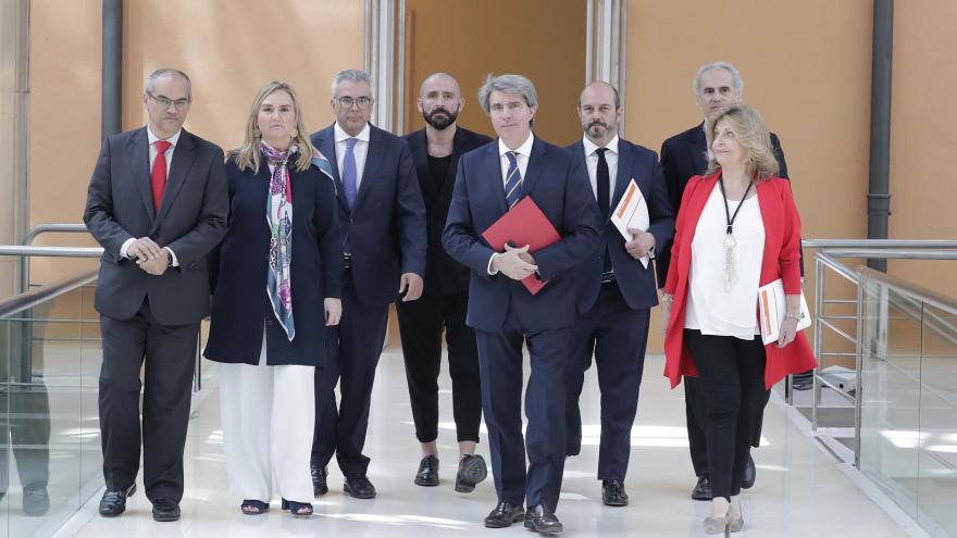 Ángel Garrido junto a los consejeros en la Puerta del Sol Ángel Garrido junto a los consejeros en la Puerta del Sol