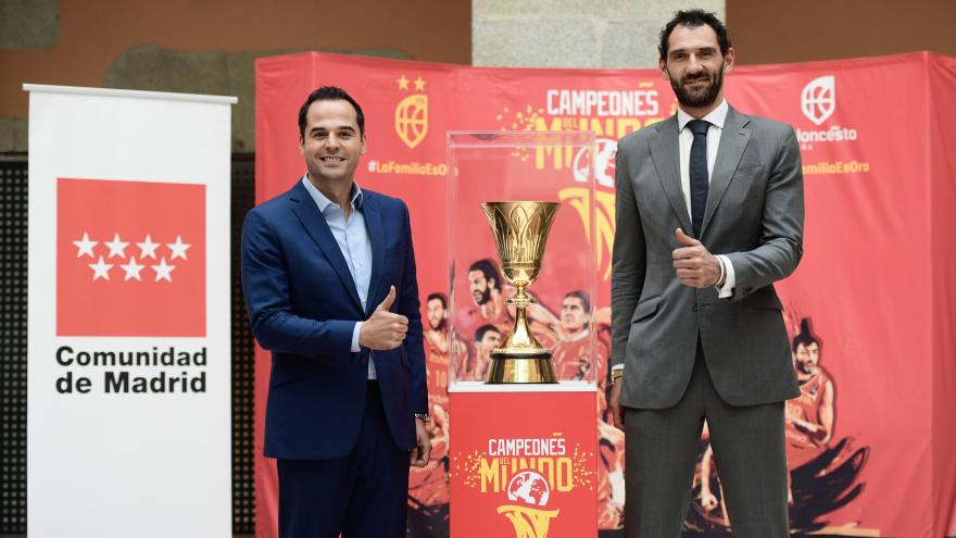 Ignacio Aguado recibe la Copa del Mundo de Baloncesto que se expondrá en la Comunidad de Madrid