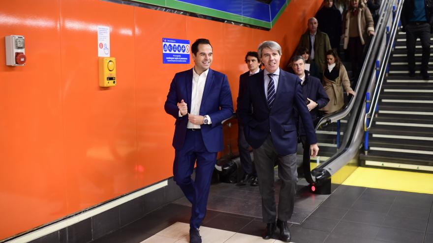 Aguado durante la visita al Metro