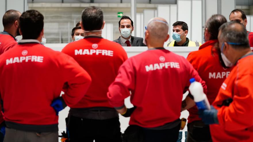 Ignacio Aguado visitando el hospital de la Comunidad en IFEMA