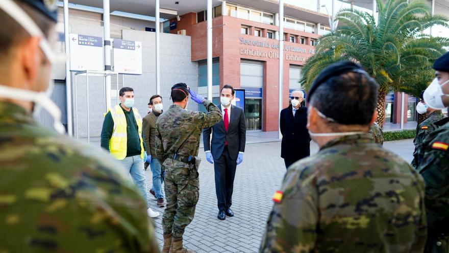 Ignacio Aguado visitando el hospital de la Comunidad en IFEMA