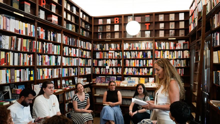 Ana Dávila durante su participación en el ciclo un libro y un cruasán organizado por Carné Joven