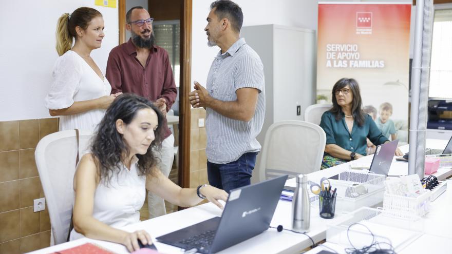 La consejera recorriendo las instalaciones