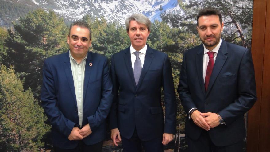 Ángel Garrido durante la reunión con el alcalde de San Fernando de Henares