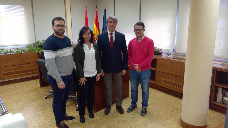 Ángel Garrido durante la reunión con el alcalde de Villa del Prado 