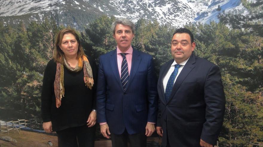 Ángel Garrido durante la reunión con los alcaldes de Valdepiélagos, Navas del Rey y Chapinería 