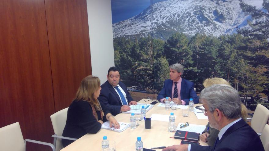 Ángel Garrido durante la reunión con los alcaldes de Valdepiélagos, Navas del Rey y Chapinería 