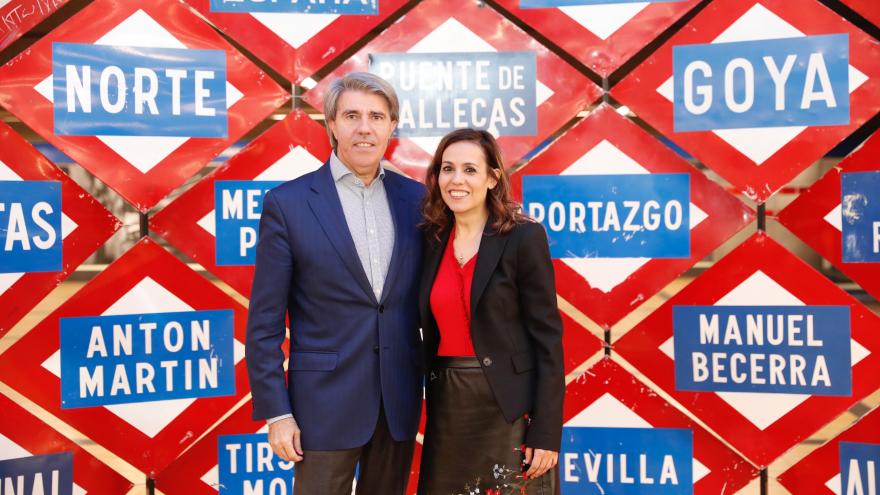 Ángel Garrido durante su visita a la nueva zona interactiva de Metro de Madrid