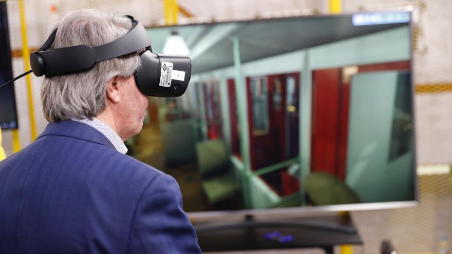 Ángel Garrido durante su visita a la nueva zona interactiva de Metro de Madrid