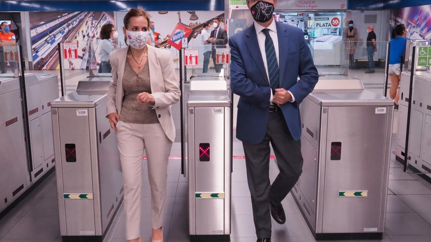 Ángel Garrido durante la visita a la tienda de Metro en la estación de Plaza de Castilla