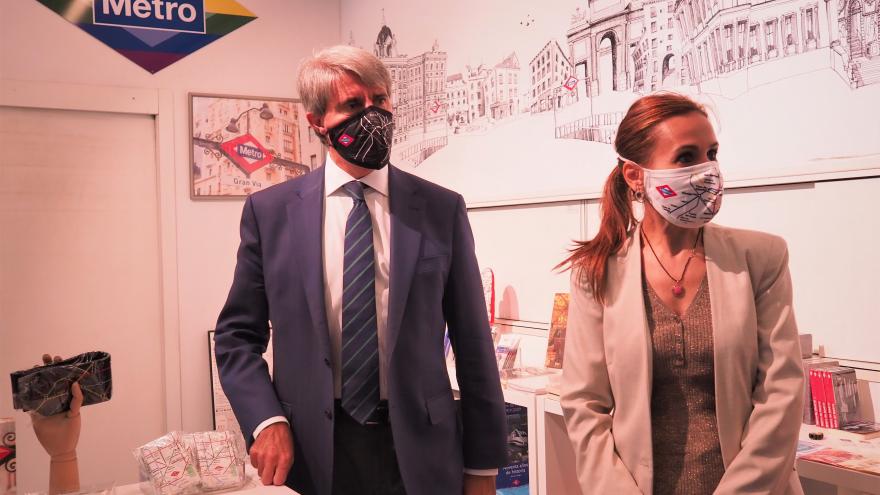 Ángel Garrido durante la visita a la tienda de Metro en la estación de Plaza de Castilla