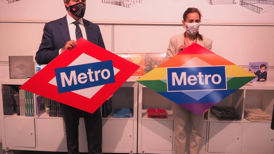Ángel Garrido durante la visita a la tienda de Metro en la estación de Plaza de Castilla