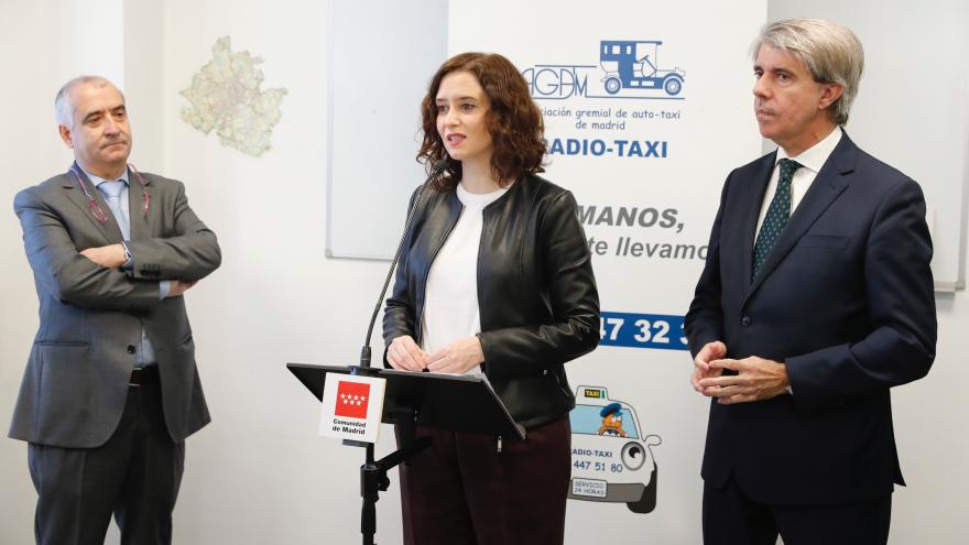 Ayuso en su visita a la Asociación Gremial del Taxi