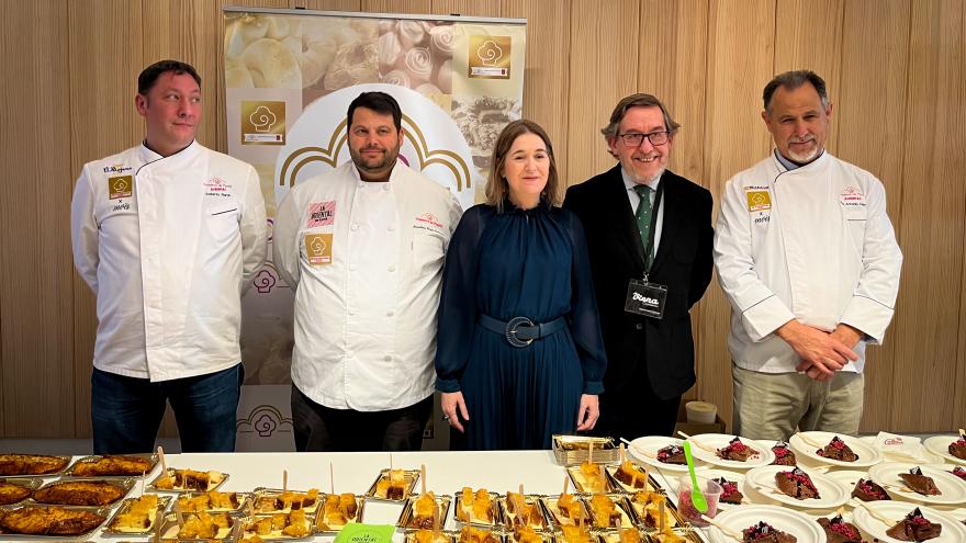 La consejera junto a cocineros y postres típicos de la Semana Santa