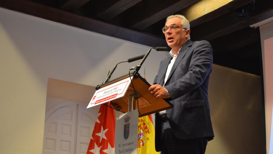 El consejero interviniendo en el atril