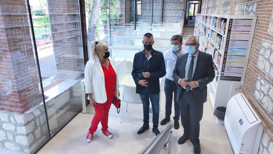 El consejero con el resto de autoridades recorriendo las instalaciones