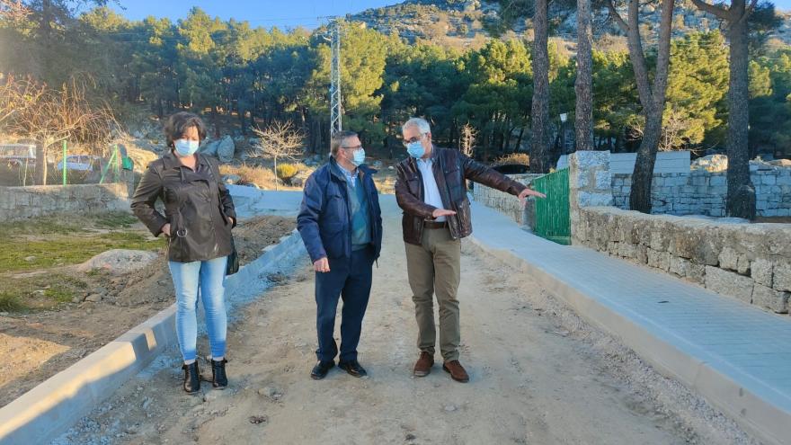 El consejero junto al alcalde recorriendo las calles del municipio