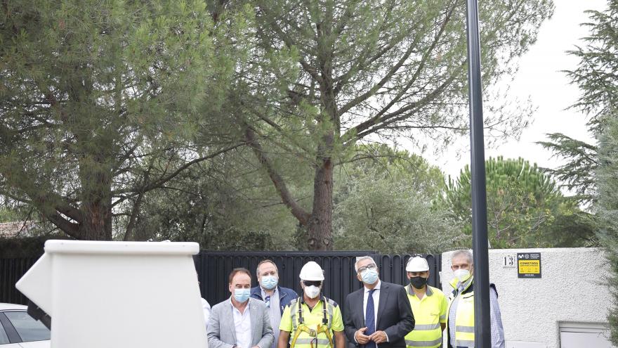El consejero hablando con unos operarios sobre la instalación lumínica