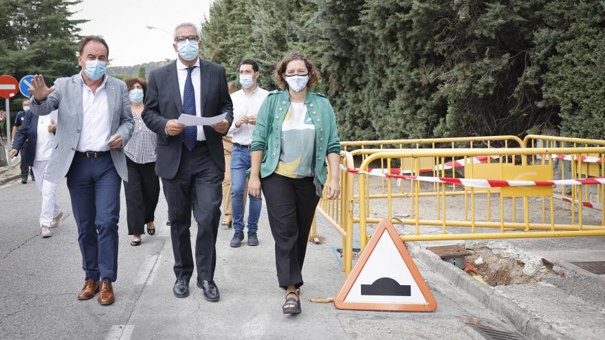 El consejero caminando por la urbanización junto a la alcaldesa y otras personalidades por una zona que se ve en obras
