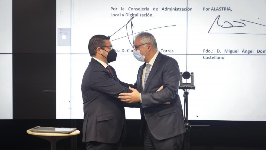 El consejero Carlos Izquierdo ha firmado un protocolo de colaboración con ALASTRIA para la implantación del blockchain El consejero estrechando la mano del representante de ALASTRIA