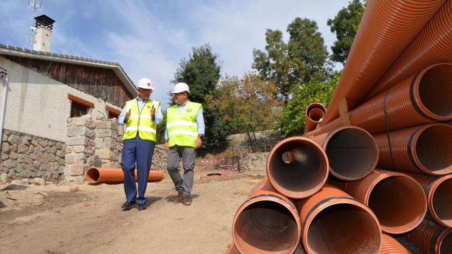 El consejero Carlos Izquierdo visita el municipio de Cercedilla El consejero recorriendo el municipio